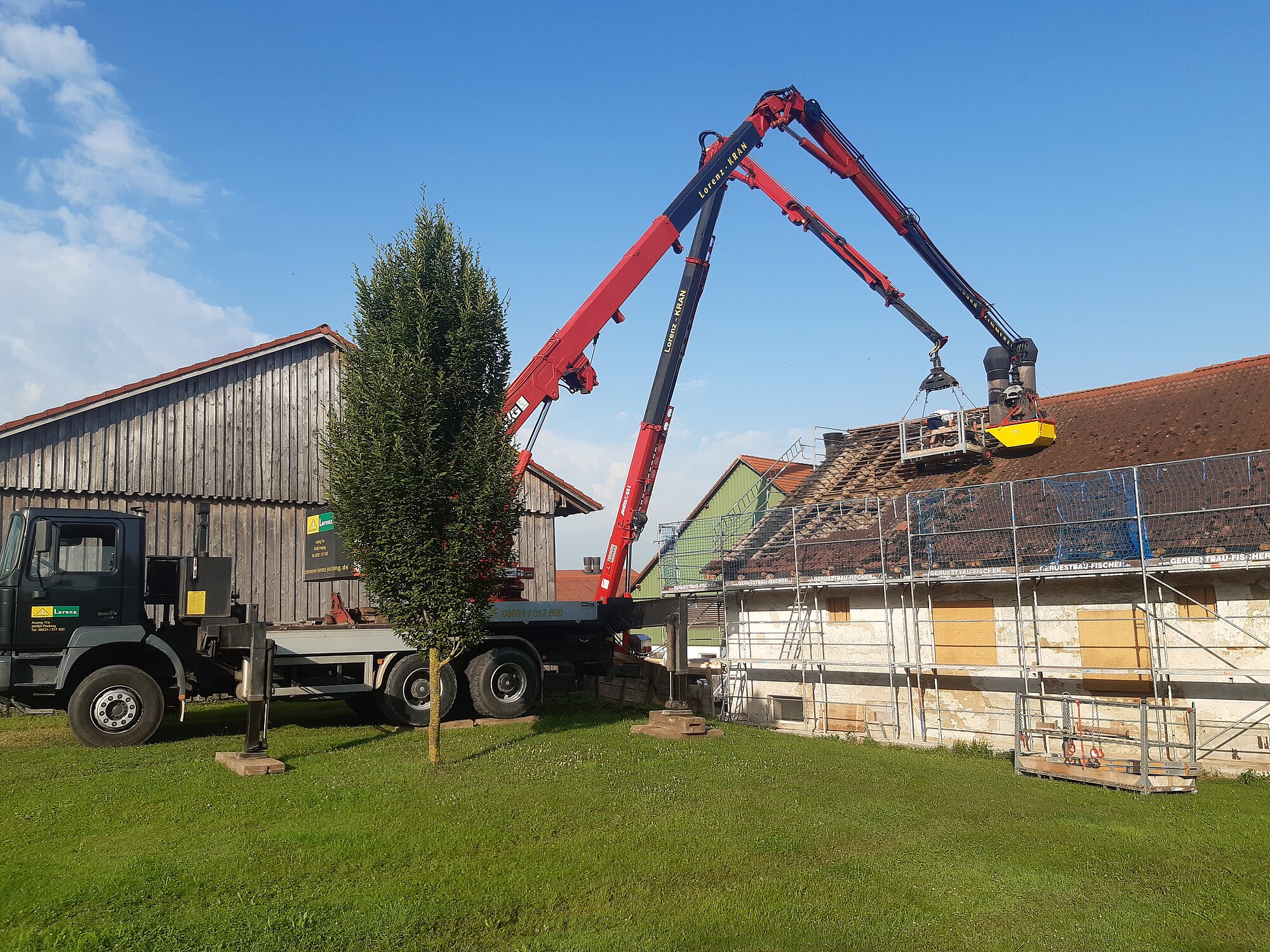 Dachreparatur von der Meister-Zimmerei mit unserem Kransystemen Dachreparatur von der Meister-Zimmerei mit unserem Kransystemen