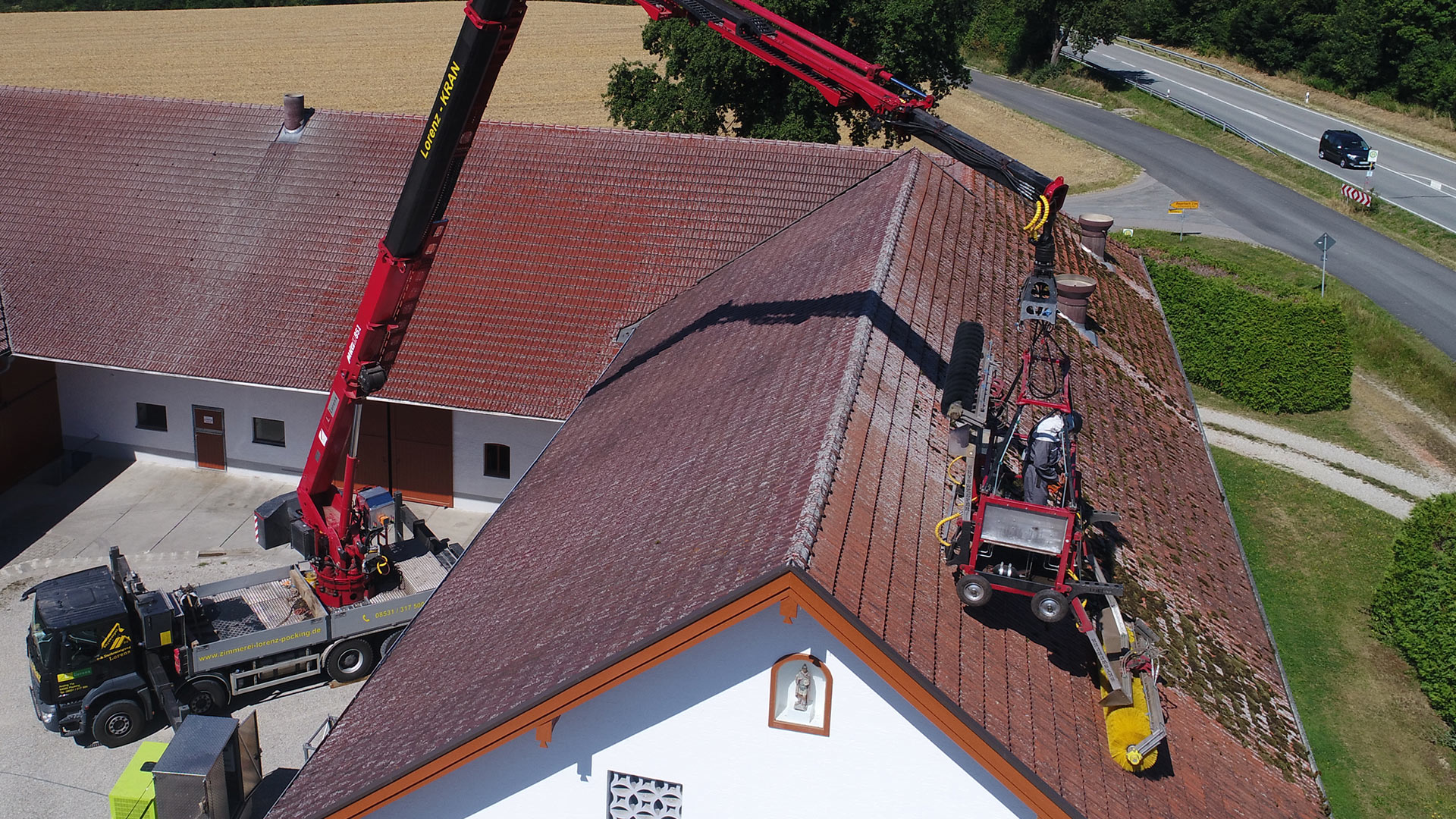 Dachreinigung mit Kransystem und Skysweeper Dachreinigung mit Kransystem und Skysweeper
