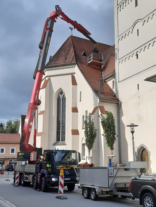 Dachkontrolle und Dachreparatur bei einer Kirche Dachkontrolle und Dachreparatur bei einer Kirche