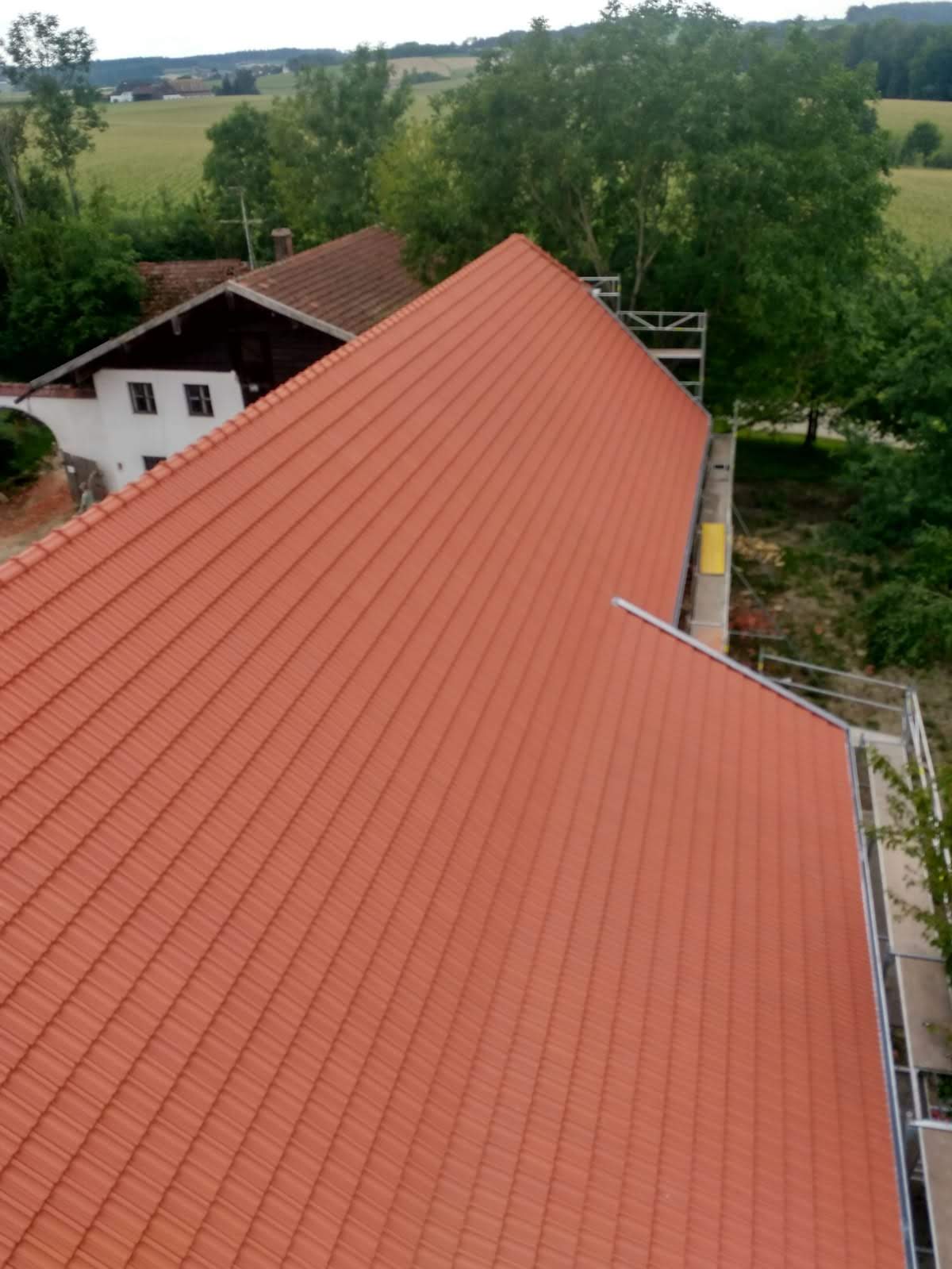Dach nach der Dachreparatur und -Reinigung Dach nach der Dachreparatur und -Reinigung