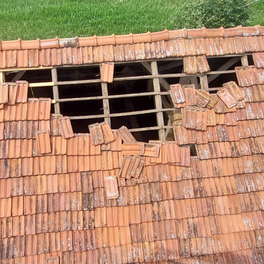 Ein abgedecktes Dach nach einem Sturm Ein abgedecktes Dach nach einem Sturm